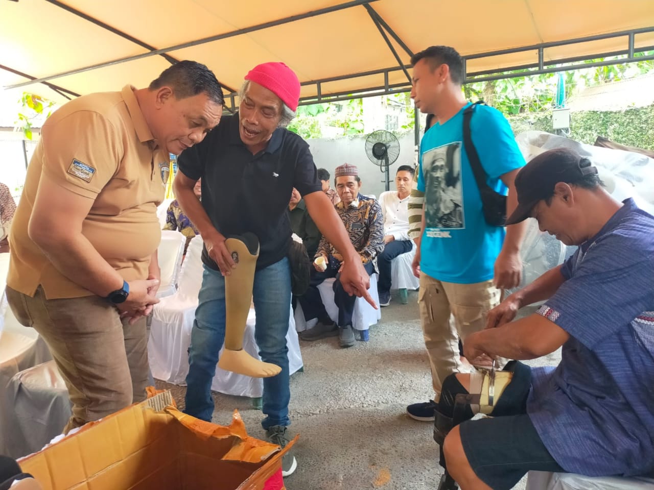 Universitas Panca Budi Medan dan Anggota DPRD Deli Serdang Dahnil Ginting Bagikan 1000 Kaki Palsu