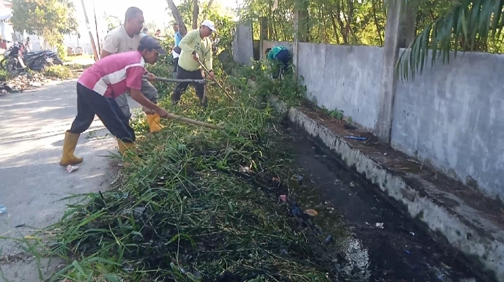 Kades Pekan Tanjung Beringin Bersama TNI Tak Bosan Gencarkan Budaya Gotong Royong